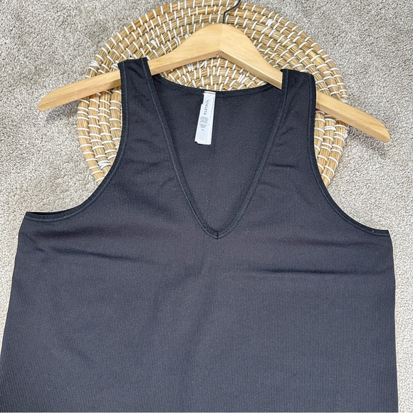 SOLD | Athleta Aurora Seamless Tank Top V-Neck Ribbed Yoga in Black Plus Size 1X - Picture 3 of 11